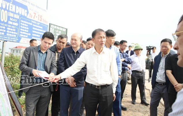 Phó Chủ tịch UBND tỉnh Nguyễn Hùng Nam kiểm tra thực địa dự án khu phức hợp đô thị, du lịch sinh thái, sân golf Khoái Châu. (Ảnh: Báo Hưng Yên)